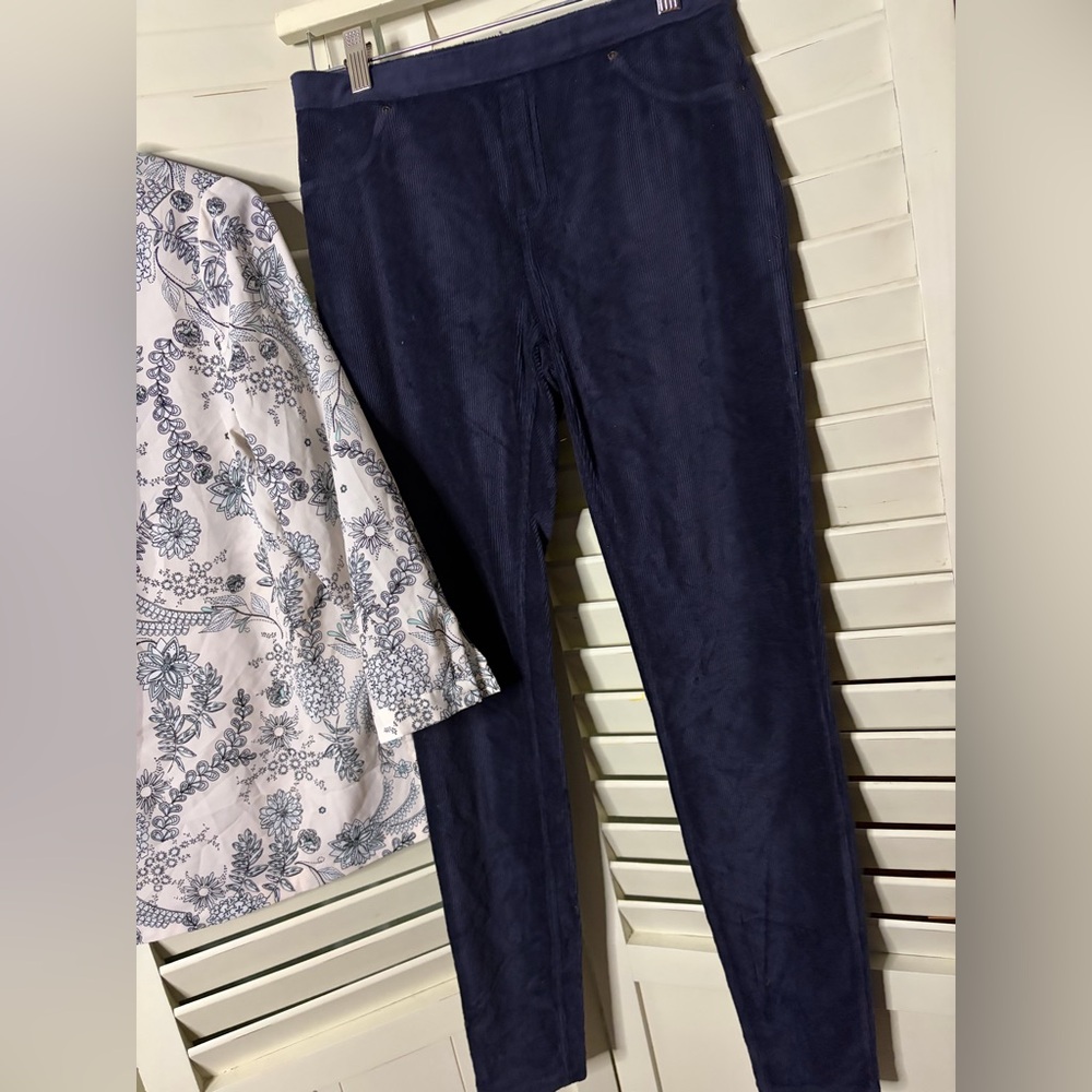 This is a two piece outfit that includes Hue pants and a Paraphase blouse